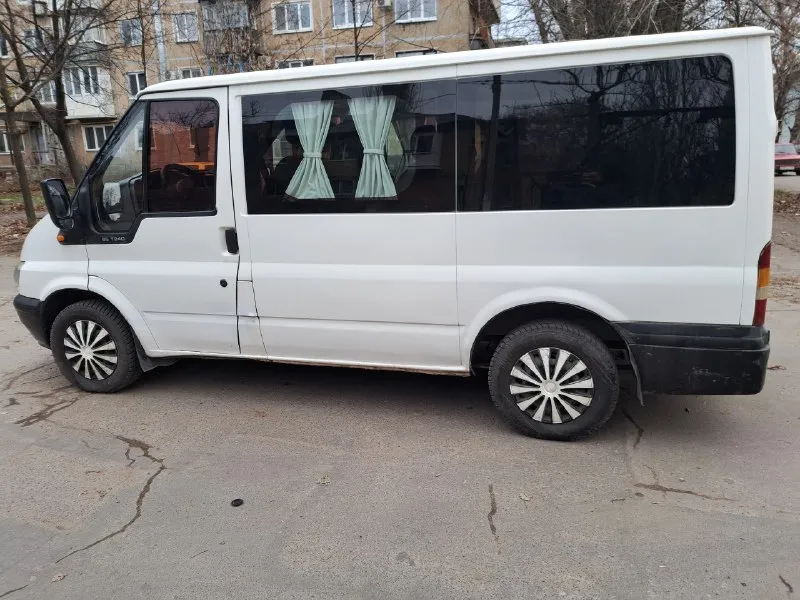 Продам ford транзит 2004 г. в хорошем состоянии на ходу, объём 2л. турбодизель. не гнилая, новая резина зима, лето на дисках, (штамповка). авто чисто семейное, не перевоз, постоянная регистрация 180 регион, я хозяин! автомобилем владею 8 лет, стоит магнитола, центральный замок, акб новый, сигнализация, пробег 442тыс. тнвд переделан с электро на механику, новые форсунки, заменена цепь, натяжитель, заводится в любую погоду с полтыка. все расходники вовремя меняются, не дымит кпп плавно переключается. новые передние фары, старые есть дома, по кузову есть мелкие части эксплуатации, не критично. за машиной слежу, переоформление, машина в донецке, продажа по месту, прошу 870т. торг уместен, остальные вопросы по +79493465365 📞 звоните: +7(949)3465365 - фотография - 8