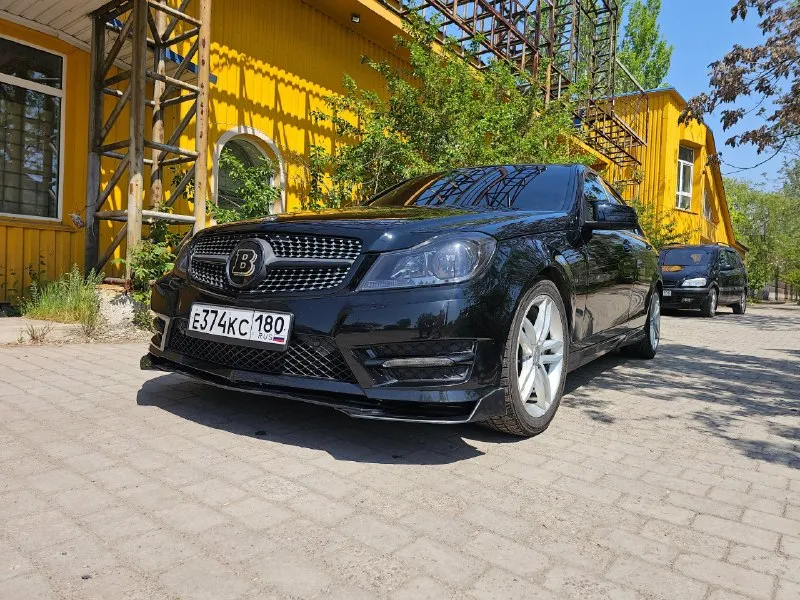 Mercedes benz w204 c250 2012 год(рестайлинг), 1,8турбо(230л. c),7-a tronic, 486 подвеска, задний привод. сделан приятный выхлоп на пульту, можно переключать режимы и выключить 2 выхлоп, подсветка салона, черный руль пробег 200 т. км. любые проверки за ваш счет приветствуются! датчик света/дождя/д. шин, круиз, климат нold. черный потолок, затемнение зеркал, аих bluetooth. usb, свет c (ed лампы), стекла все родные, безопасность на месте! люк. музыка harman kardon масло заменено недавно, по ходовке все супер, продаю на демисезонных колёсах, резина свежая 1.470.000 +79493401650 торг у капота. - фотография - 1