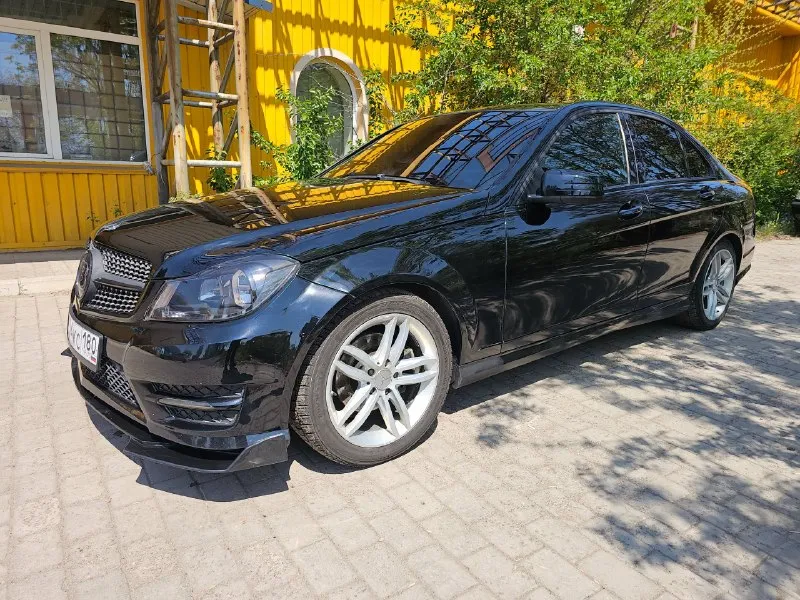 Mercedes benz w204 c250 2012 год(рестайлинг), 1,8турбо(230л. c),7-a tronic, 486 подвеска, задний привод. сделан приятный выхлоп на пульту, можно переключать режимы и выключить 2 выхлоп, подсветка салона, черный руль пробег 200 т. км. любые проверки за ваш счет приветствуются! датчик света/дождя/д. шин, круиз, климат нold. черный потолок, затемнение зеркал, аих bluetooth. usb, свет c (ed лампы), стекла все родные, безопасность на месте! люк. музыка harman kardon масло заменено недавно, по ходовке все супер, продаю на демисезонных колёсах, резина свежая 1.470.000 +79493401650 торг у капота. - фотография - 3