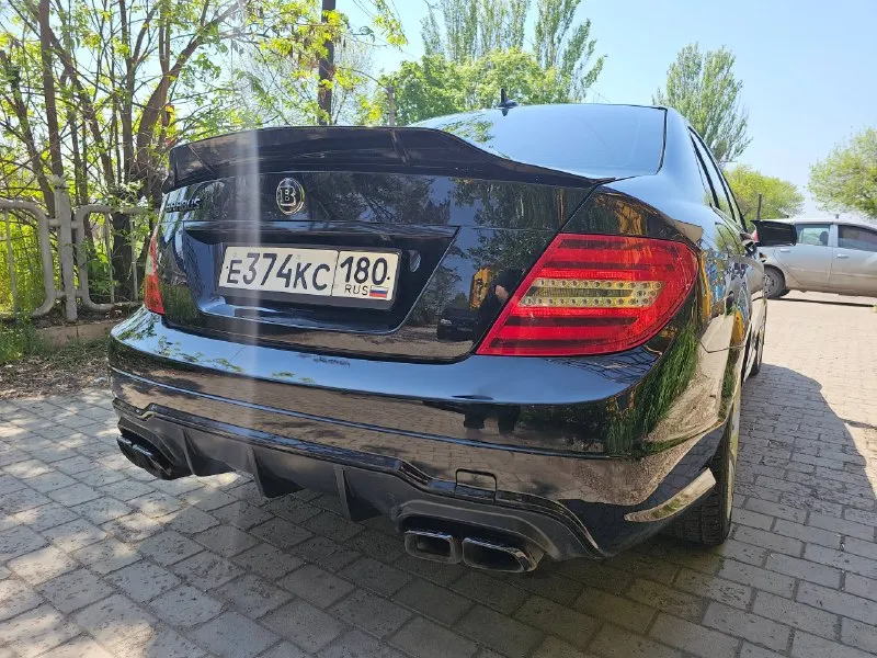 Mercedes benz w204 c250 2012 год(рестайлинг), 1,8турбо(230л. c),7-a tronic, 486 подвеска, задний привод. сделан приятный выхлоп на пульту, можно переключать режимы и выключить 2 выхлоп, подсветка салона, черный руль пробег 200 т. км. любые проверки за ваш счет приветствуются! датчик света/дождя/д. шин, круиз, климат нold. черный потолок, затемнение зеркал, аих bluetooth. usb, свет c (ed лампы), стекла все родные, безопасность на месте! люк. музыка harman kardon масло заменено недавно, по ходовке все супер, продаю на демисезонных колёсах, резина свежая 1.470.000 +79493401650 торг у капота. - фотография - 5