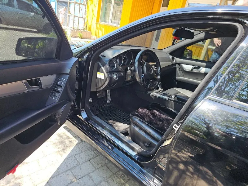 Mercedes benz w204 c250 2012 год(рестайлинг), 1,8турбо(230л. c),7-a tronic, 486 подвеска, задний привод. сделан приятный выхлоп на пульту, можно переключать режимы и выключить 2 выхлоп, подсветка салона, черный руль пробег 200 т. км. любые проверки за ваш счет приветствуются! датчик света/дождя/д. шин, круиз, климат нold. черный потолок, затемнение зеркал, аих bluetooth. usb, свет c (ed лампы), стекла все родные, безопасность на месте! люк. музыка harman kardon масло заменено недавно, по ходовке все супер, продаю на демисезонных колёсах, резина свежая 1.470.000 +79493401650 торг у капота. - фотография - 7