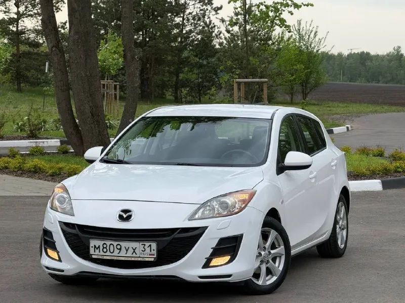 В продаже mazda 3, 2010 г. в, 1.6 л, 105 л. с, мкпп. пробег : 201,800 км. один собственник с 2010 г. обслуживалась исключительно на дилере, есть отметки в сервисной книге. цвет - crystal white pearl с “перламутровыми“ частицами, изменяет свой оттенок в зависимости от угла освещения. кузов без следов коррозии, соответствует фото. москвы / питера не видела, весь период была в белгороде. днище / пороги - на отлично. арки и низа дверей целые. двс работает едва слышно, никаких нареканий и ошибок. мкпп на отлично. салон сохранился достойно, сиденья как новые. комплектация - двухзонный климат с круизом, датчик дождя / света, мультируль, складывание зеркал, подогревы сидений, зеркал и лобового, штатный парктроник, омыватель оптики, линзы, датчики ebd, bas, abs, esp и прочие навороты. стоит автозапуск, два родных ключа и т. д и т. п. техосмотр пройден, авто готово к оформлению. цена - 720.000 рублей. рассрочки и обмена нет. территориально находится в г макеевка (центр) контакты : +7(949)003-33-27, +7(979)028-27-27 мессенджер telegram и max есть на первом тел. - фотография - 1