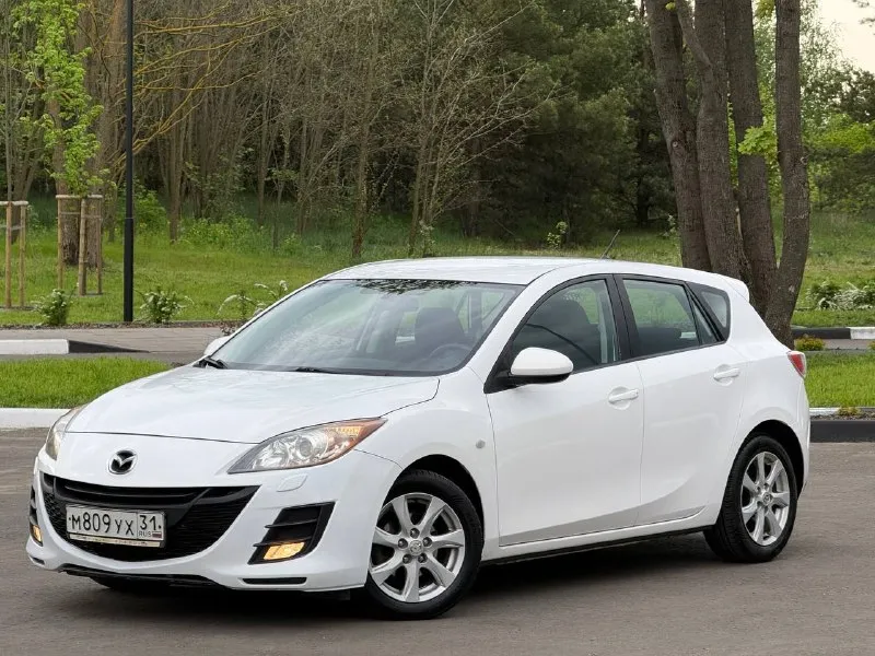 В продаже mazda 3, 2010 г. в, 1.6 л, 105 л. с, мкпп. пробег : 201,800 км. один собственник с 2010 г. обслуживалась исключительно на дилере, есть отметки в сервисной книге. цвет - crystal white pearl с “перламутровыми“ частицами, изменяет свой оттенок в зависимости от угла освещения. кузов без следов коррозии, соответствует фото. москвы / питера не видела, весь период была в белгороде. днище / пороги - на отлично. арки и низа дверей целые. двс работает едва слышно, никаких нареканий и ошибок. мкпп на отлично. салон сохранился достойно, сиденья как новые. комплектация - двухзонный климат с круизом, датчик дождя / света, мультируль, складывание зеркал, подогревы сидений, зеркал и лобового, штатный парктроник, омыватель оптики, линзы, датчики ebd, bas, abs, esp и прочие навороты. стоит автозапуск, два родных ключа и т. д и т. п. техосмотр пройден, авто готово к оформлению. цена - 720.000 рублей. рассрочки и обмена нет. территориально находится в г макеевка (центр) контакты : +7(949)003-33-27, +7(979)028-27-27 мессенджер telegram и max есть на первом тел. - фотография - 2