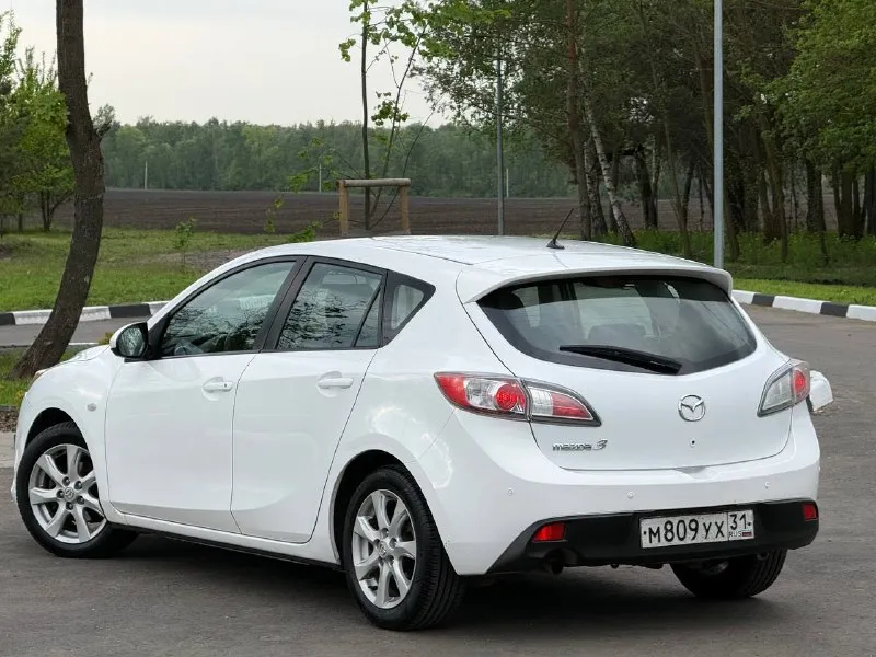 В продаже mazda 3, 2010 г. в, 1.6 л, 105 л. с, мкпп. пробег : 201,800 км. один собственник с 2010 г. обслуживалась исключительно на дилере, есть отметки в сервисной книге. цвет - crystal white pearl с “перламутровыми“ частицами, изменяет свой оттенок в зависимости от угла освещения. кузов без следов коррозии, соответствует фото. москвы / питера не видела, весь период была в белгороде. днище / пороги - на отлично. арки и низа дверей целые. двс работает едва слышно, никаких нареканий и ошибок. мкпп на отлично. салон сохранился достойно, сиденья как новые. комплектация - двухзонный климат с круизом, датчик дождя / света, мультируль, складывание зеркал, подогревы сидений, зеркал и лобового, штатный парктроник, омыватель оптики, линзы, датчики ebd, bas, abs, esp и прочие навороты. стоит автозапуск, два родных ключа и т. д и т. п. техосмотр пройден, авто готово к оформлению. цена - 720.000 рублей. рассрочки и обмена нет. территориально находится в г макеевка (центр) контакты : +7(949)003-33-27, +7(979)028-27-27 мессенджер telegram и max есть на первом тел. - фотография - 3