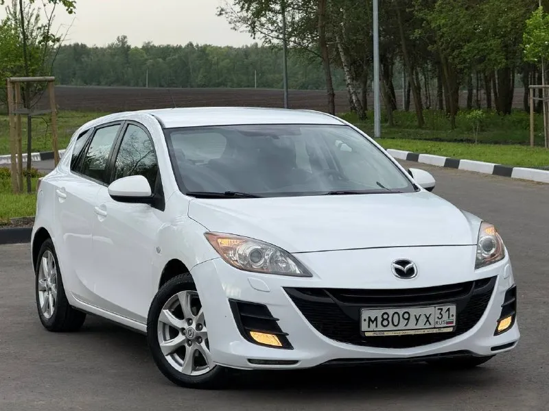 В продаже mazda 3, 2010 г. в, 1.6 л, 105 л. с, мкпп. пробег : 201,800 км. один собственник с 2010 г. обслуживалась исключительно на дилере, есть отметки в сервисной книге. цвет - crystal white pearl с “перламутровыми“ частицами, изменяет свой оттенок в зависимости от угла освещения. кузов без следов коррозии, соответствует фото. москвы / питера не видела, весь период была в белгороде. днище / пороги - на отлично. арки и низа дверей целые. двс работает едва слышно, никаких нареканий и ошибок. мкпп на отлично. салон сохранился достойно, сиденья как новые. комплектация - двухзонный климат с круизом, датчик дождя / света, мультируль, складывание зеркал, подогревы сидений, зеркал и лобового, штатный парктроник, омыватель оптики, линзы, датчики ebd, bas, abs, esp и прочие навороты. стоит автозапуск, два родных ключа и т. д и т. п. техосмотр пройден, авто готово к оформлению. цена - 720.000 рублей. рассрочки и обмена нет. территориально находится в г макеевка (центр) контакты : +7(949)003-33-27, +7(979)028-27-27 мессенджер telegram и max есть на первом тел. - фотография - 4
