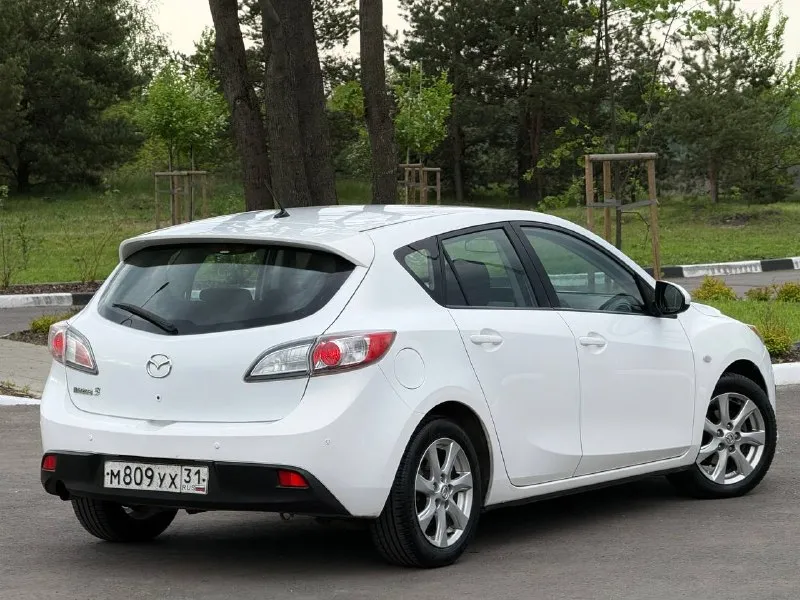 В продаже mazda 3, 2010 г. в, 1.6 л, 105 л. с, мкпп. пробег : 201,800 км. один собственник с 2010 г. обслуживалась исключительно на дилере, есть отметки в сервисной книге. цвет - crystal white pearl с “перламутровыми“ частицами, изменяет свой оттенок в зависимости от угла освещения. кузов без следов коррозии, соответствует фото. москвы / питера не видела, весь период была в белгороде. днище / пороги - на отлично. арки и низа дверей целые. двс работает едва слышно, никаких нареканий и ошибок. мкпп на отлично. салон сохранился достойно, сиденья как новые. комплектация - двухзонный климат с круизом, датчик дождя / света, мультируль, складывание зеркал, подогревы сидений, зеркал и лобового, штатный парктроник, омыватель оптики, линзы, датчики ebd, bas, abs, esp и прочие навороты. стоит автозапуск, два родных ключа и т. д и т. п. техосмотр пройден, авто готово к оформлению. цена - 720.000 рублей. рассрочки и обмена нет. территориально находится в г макеевка (центр) контакты : +7(949)003-33-27, +7(979)028-27-27 мессенджер telegram и max есть на первом тел. - фотография - 6