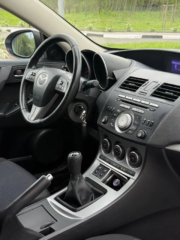 В продаже mazda 3, 2010 г. в, 1.6 л, 105 л. с, мкпп. пробег : 201,800 км. один собственник с 2010 г. обслуживалась исключительно на дилере, есть отметки в сервисной книге. цвет - crystal white pearl с “перламутровыми“ частицами, изменяет свой оттенок в зависимости от угла освещения. кузов без следов коррозии, соответствует фото. москвы / питера не видела, весь период была в белгороде. днище / пороги - на отлично. арки и низа дверей целые. двс работает едва слышно, никаких нареканий и ошибок. мкпп на отлично. салон сохранился достойно, сиденья как новые. комплектация - двухзонный климат с круизом, датчик дождя / света, мультируль, складывание зеркал, подогревы сидений, зеркал и лобового, штатный парктроник, омыватель оптики, линзы, датчики ebd, bas, abs, esp и прочие навороты. стоит автозапуск, два родных ключа и т. д и т. п. техосмотр пройден, авто готово к оформлению. цена - 720.000 рублей. рассрочки и обмена нет. территориально находится в г макеевка (центр) контакты : +7(949)003-33-27, +7(979)028-27-27 мессенджер telegram и max есть на первом тел. - фотография - 7
