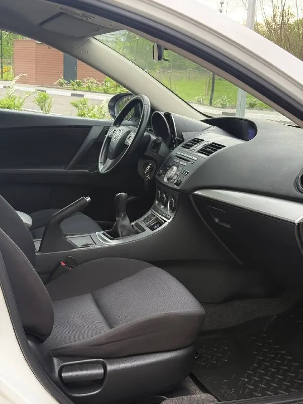 В продаже mazda 3, 2010 г. в, 1.6 л, 105 л. с, мкпп. пробег : 201,800 км. один собственник с 2010 г. обслуживалась исключительно на дилере, есть отметки в сервисной книге. цвет - crystal white pearl с “перламутровыми“ частицами, изменяет свой оттенок в зависимости от угла освещения. кузов без следов коррозии, соответствует фото. москвы / питера не видела, весь период была в белгороде. днище / пороги - на отлично. арки и низа дверей целые. двс работает едва слышно, никаких нареканий и ошибок. мкпп на отлично. салон сохранился достойно, сиденья как новые. комплектация - двухзонный климат с круизом, датчик дождя / света, мультируль, складывание зеркал, подогревы сидений, зеркал и лобового, штатный парктроник, омыватель оптики, линзы, датчики ebd, bas, abs, esp и прочие навороты. стоит автозапуск, два родных ключа и т. д и т. п. техосмотр пройден, авто готово к оформлению. цена - 720.000 рублей. рассрочки и обмена нет. территориально находится в г макеевка (центр) контакты : +7(949)003-33-27, +7(979)028-27-27 мессенджер telegram и max есть на первом тел. - фотография - 8