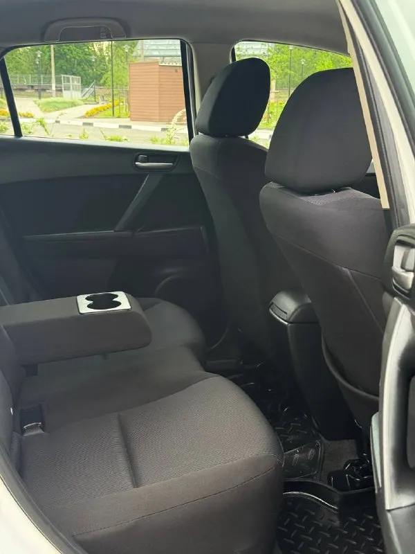В продаже mazda 3, 2010 г. в, 1.6 л, 105 л. с, мкпп. пробег : 201,800 км. один собственник с 2010 г. обслуживалась исключительно на дилере, есть отметки в сервисной книге. цвет - crystal white pearl с “перламутровыми“ частицами, изменяет свой оттенок в зависимости от угла освещения. кузов без следов коррозии, соответствует фото. москвы / питера не видела, весь период была в белгороде. днище / пороги - на отлично. арки и низа дверей целые. двс работает едва слышно, никаких нареканий и ошибок. мкпп на отлично. салон сохранился достойно, сиденья как новые. комплектация - двухзонный климат с круизом, датчик дождя / света, мультируль, складывание зеркал, подогревы сидений, зеркал и лобового, штатный парктроник, омыватель оптики, линзы, датчики ebd, bas, abs, esp и прочие навороты. стоит автозапуск, два родных ключа и т. д и т. п. техосмотр пройден, авто готово к оформлению. цена - 720.000 рублей. рассрочки и обмена нет. территориально находится в г макеевка (центр) контакты : +7(949)003-33-27, +7(979)028-27-27 мессенджер telegram и max есть на первом тел. - фотография - 9