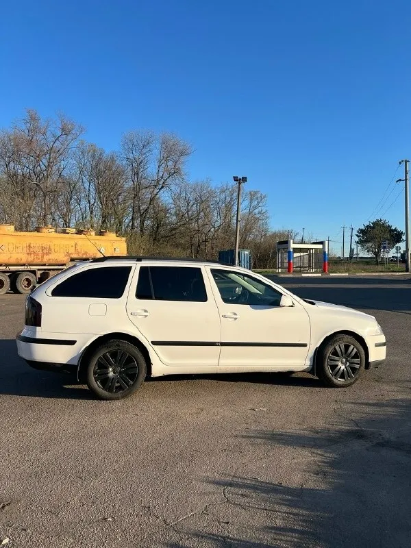 Продам skoda octavia a5, 2006 г. в. — 250 000 ₽ продаётся skoda octavia a5 2006 года, мотор 1.9 tdi (bkc), пробег 310 000 км. машина с особенностями, продаю честно — без сюрпризов для покупателя. что важно знать: • документы отсутствуют — на учёт поставить не получится, рассматривайте как донор запчастей, для закрытой территории или под проект • двигатель требует ремонта — нужна замена форсунок • по кузову есть царапины и вмятины из плюсов: • установлен полный привод — большая редкость для этого кузова, отдельная ценность • экономичный 1.9 tdi (bkc) — легендарный мотор, запчасти доступны • комплектная машина, всё на месте • отлично подойдёт на запчасти или проект для восстановления цена: 250 000 ₽. торг возможен при осмотре, обмен не интересует. 📍 город: иловайск, днр 📞 телефон: +7 949 333-85-07 звоните, отвечу на все вопросы. 📞 звоните: +7(949)3338507 - фотография - 1