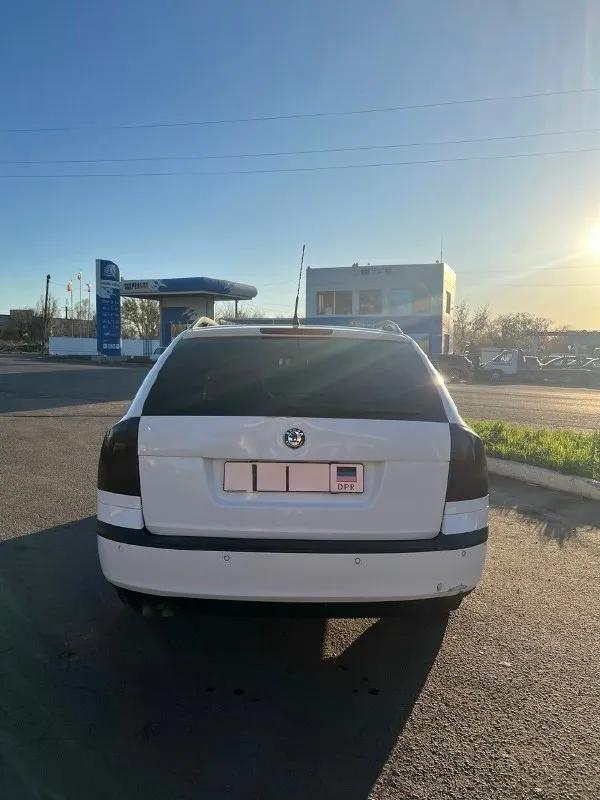 Продам skoda octavia a5, 2006 г. в. — 250 000 ₽ продаётся skoda octavia a5 2006 года, мотор 1.9 tdi (bkc), пробег 310 000 км. машина с особенностями, продаю честно — без сюрпризов для покупателя. что важно знать: • документы отсутствуют — на учёт поставить не получится, рассматривайте как донор запчастей, для закрытой территории или под проект • двигатель требует ремонта — нужна замена форсунок • по кузову есть царапины и вмятины из плюсов: • установлен полный привод — большая редкость для этого кузова, отдельная ценность • экономичный 1.9 tdi (bkc) — легендарный мотор, запчасти доступны • комплектная машина, всё на месте • отлично подойдёт на запчасти или проект для восстановления цена: 250 000 ₽. торг возможен при осмотре, обмен не интересует. 📍 город: иловайск, днр 📞 телефон: +7 949 333-85-07 звоните, отвечу на все вопросы. 📞 звоните: +7(949)3338507 - фотография - 2