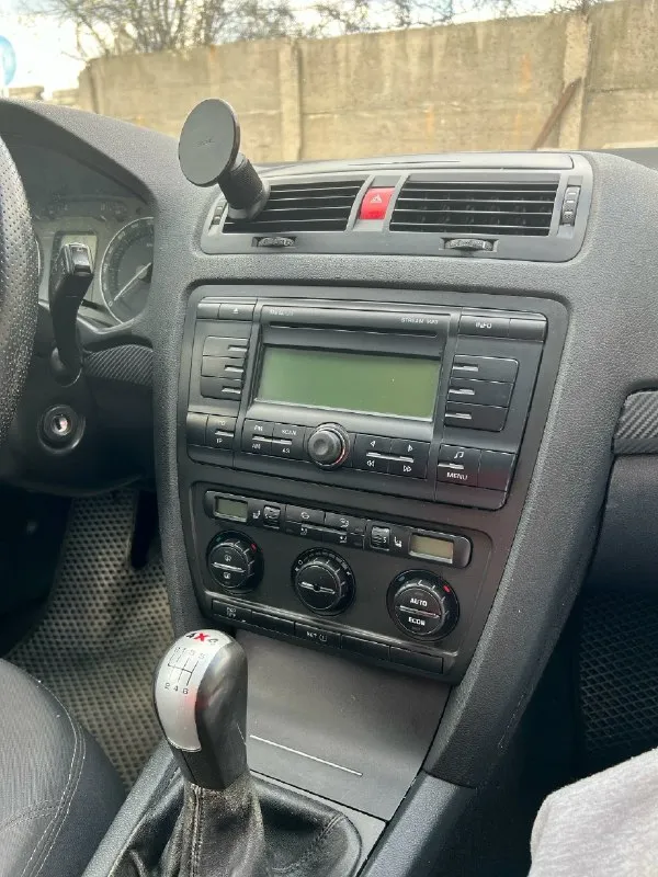 Продам skoda octavia a5, 2006 г. в. — 250 000 ₽ продаётся skoda octavia a5 2006 года, мотор 1.9 tdi (bkc), пробег 310 000 км. машина с особенностями, продаю честно — без сюрпризов для покупателя. что важно знать: • документы отсутствуют — на учёт поставить не получится, рассматривайте как донор запчастей, для закрытой территории или под проект • двигатель требует ремонта — нужна замена форсунок • по кузову есть царапины и вмятины из плюсов: • установлен полный привод — большая редкость для этого кузова, отдельная ценность • экономичный 1.9 tdi (bkc) — легендарный мотор, запчасти доступны • комплектная машина, всё на месте • отлично подойдёт на запчасти или проект для восстановления цена: 250 000 ₽. торг возможен при осмотре, обмен не интересует. 📍 город: иловайск, днр 📞 телефон: +7 949 333-85-07 звоните, отвечу на все вопросы. 📞 звоните: +7(949)3338507 - фотография - 3