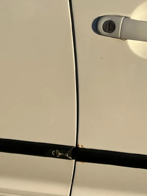 Продам skoda octavia a5, 2006 г. в. — 250 000 ₽ продаётся skoda octavia a5 2006 года, мотор 1.9 tdi (bkc), пробег 310 000 км. машина с особенностями, продаю честно — без сюрпризов для покупателя. что важно знать: • документы отсутствуют — на учёт поставить не получится, рассматривайте как донор запчастей, для закрытой территории или под проект • двигатель требует ремонта — нужна замена форсунок • по кузову есть царапины и вмятины из плюсов: • установлен полный привод — большая редкость для этого кузова, отдельная ценность • экономичный 1.9 tdi (bkc) — легендарный мотор, запчасти доступны • комплектная машина, всё на месте • отлично подойдёт на запчасти или проект для восстановления цена: 250 000 ₽. торг возможен при осмотре, обмен не интересует. 📍 город: иловайск, днр 📞 телефон: +7 949 333-85-07 звоните, отвечу на все вопросы. 📞 звоните: +7(949)3338507 - фотография - 6