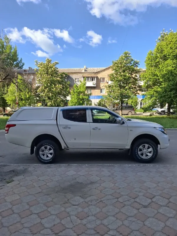 Здравствуйте продаю mitsubishi l200 2.4 мкпп,2017 год, комплектация invite пробег:250000 км. (двигатель после капитального ремонта, ещё на обкатке, новая турбина, новые фарсунки, чистка радиатора) заменены все жидкости, прочищен бак, заправлен кондиционер. новая летняя резина с дисками(отдам зиму на дисках) новый аккумулятор возможна продажа в кредит фары в свежей бронеплёнке установлен турботаймер, старлайн пройден техосмотр технически нареканий нет, всё работает отлично лкп требует внимания, машина с омска+работала в фирме, криминала нет, но местами сколы, потёртости, всё видно на фото, при необходимости запишу видео. г. свердловск цена:1470000+торг телефон: +79952268511(вацап, телеграм) 📞 звоните: +7(995)2268511 - фотография - 2