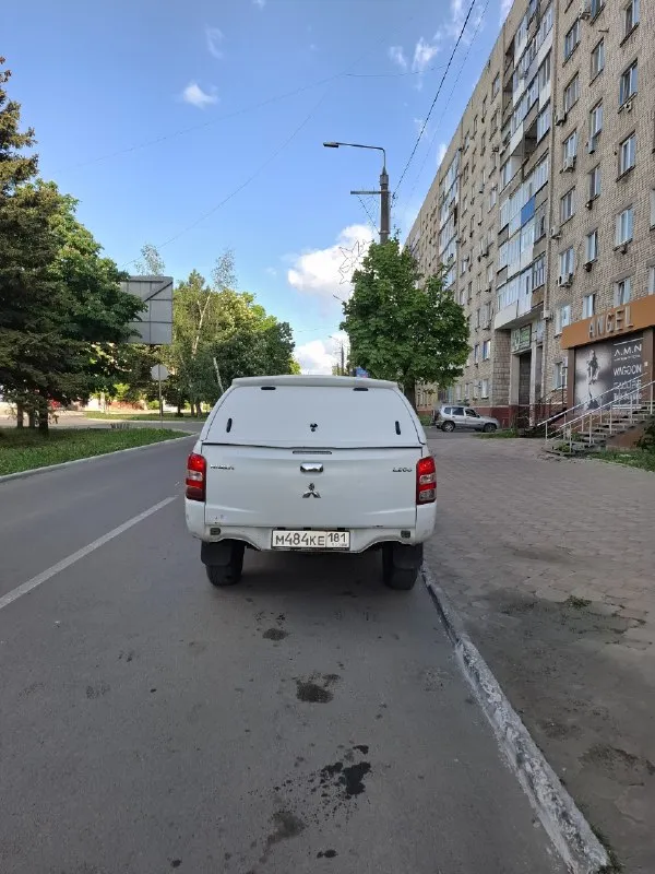 Здравствуйте продаю mitsubishi l200 2.4 мкпп,2017 год, комплектация invite пробег:250000 км. (двигатель после капитального ремонта, ещё на обкатке, новая турбина, новые фарсунки, чистка радиатора) заменены все жидкости, прочищен бак, заправлен кондиционер. новая летняя резина с дисками(отдам зиму на дисках) новый аккумулятор возможна продажа в кредит фары в свежей бронеплёнке установлен турботаймер, старлайн пройден техосмотр технически нареканий нет, всё работает отлично лкп требует внимания, машина с омска+работала в фирме, криминала нет, но местами сколы, потёртости, всё видно на фото, при необходимости запишу видео. г. свердловск цена:1470000+торг телефон: +79952268511(вацап, телеграм) 📞 звоните: +7(995)2268511 - фотография - 3