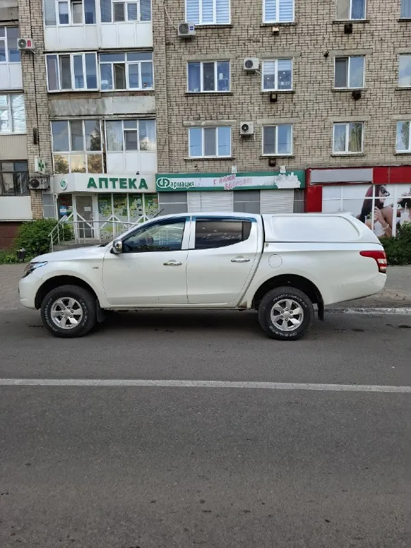 Здравствуйте продаю mitsubishi l200 2.4 мкпп,2017 год, комплектация invite пробег:250000 км. (двигатель после капитального ремонта, ещё на обкатке, новая турбина, новые фарсунки, чистка радиатора) заменены все жидкости, прочищен бак, заправлен кондиционер. новая летняя резина с дисками(отдам зиму на дисках) новый аккумулятор возможна продажа в кредит фары в свежей бронеплёнке установлен турботаймер, старлайн пройден техосмотр технически нареканий нет, всё работает отлично лкп требует внимания, машина с омска+работала в фирме, криминала нет, но местами сколы, потёртости, всё видно на фото, при необходимости запишу видео. г. свердловск цена:1470000+торг телефон: +79952268511(вацап, телеграм) 📞 звоните: +7(995)2268511 - фотография - 4