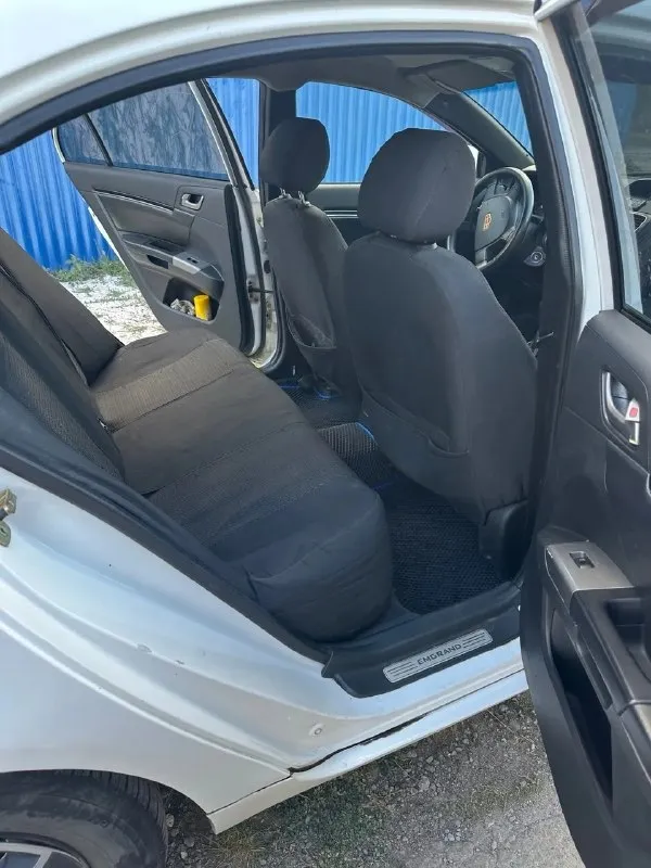 Продам надёжный семейный автомобиль geely emgrand 2012 г. выпуск, пробег 169тыс. км, газ/бензин, мкпп, объем 1.8, кондиционер. цена 570 тыс. руб. торг у капота реальному покупателю. +79493296566 - фотография - 3
