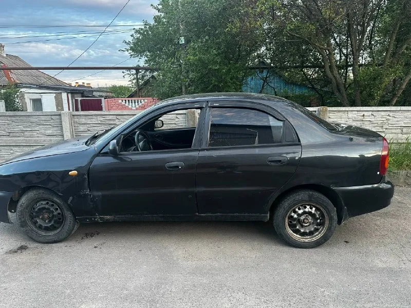 Chevrolet ланос 2007г, 1,5. машина на ходу, гбц после ремонта, двигатель исправлен, компрессия хорошая, масла поменяны, фильтра меняли. есть гур. проблемы с стояночным тормозом, кондиционер убран. по кузову свои недочеты имеются, видно на фото. требуется небольшая работа с электрикой. цена 110.000₽ небольшой торг номер телефона для связи и вопросов по документам +79490897975. 📞 звоните: +7(949)0897975 - фотография - 3