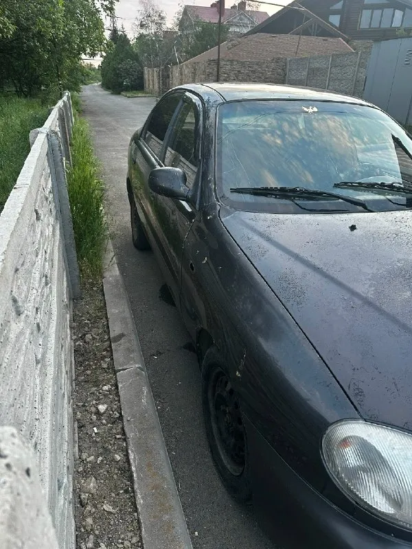 Chevrolet ланос 2007г, 1,5. машина на ходу, гбц после ремонта, двигатель исправлен, компрессия хорошая, масла поменяны, фильтра меняли. есть гур. проблемы с стояночным тормозом, кондиционер убран. по кузову свои недочеты имеются, видно на фото. требуется небольшая работа с электрикой. цена 110.000₽ небольшой торг номер телефона для связи и вопросов по документам +79490897975. 📞 звоните: +7(949)0897975 - фотография - 4
