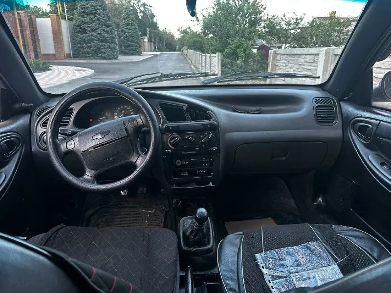 Chevrolet ланос 2007г, 1,5. машина на ходу, гбц после ремонта, двигатель исправлен, компрессия хорошая, масла поменяны, фильтра меняли. есть гур. проблемы с стояночным тормозом, кондиционер убран. по кузову свои недочеты имеются, видно на фото. требуется небольшая работа с электрикой. цена 110.000₽ небольшой торг номер телефона для связи и вопросов по документам +79490897975. 📞 звоните: +7(949)0897975 - фотография - 6