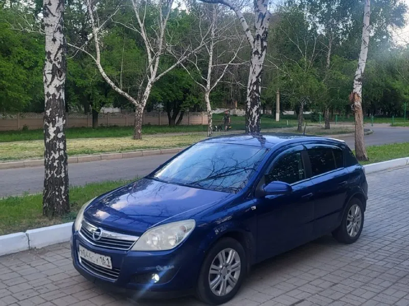 Продам авто opel astra h рейсталинг ( opel астра н) цена: 465.000 руб пробег: 200.000 год выпуска: 2008 год город: донецк номер: +79498515415 +79490860631(max, telegram) автомобиль в отличном состояние для своих лет, очень надежная, семейная и практичная машина. без подводных камней. в таком состояние за такие деньги на авторынке найти тяжело. отличная комплектация: климат холодит, подогревы, партронок, мультируль, хорошая аудио система, камера заднего вида, видеорегистратор, датчики дождя и света, и много других интересных функций. работает в автомобиле всё. переоформление без проблем, на любое сто готов поехать, два ключа, масло не расходует, коробка идеальная, двигатель без нареканий, ходовая перебранна. на остальные вопросы готов ответить по телефону. 📲 tg: ⚡️ 📞 звоните: +7(949)8515415 - фотография - 1