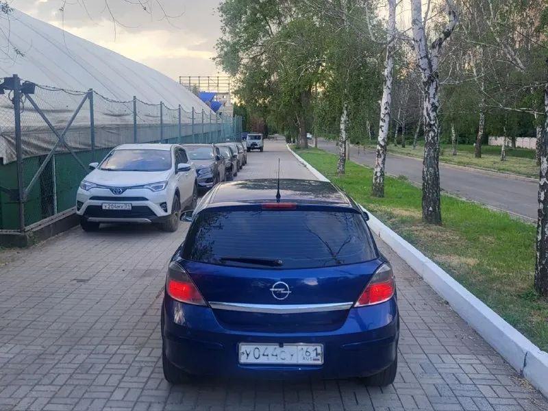 Продам авто opel astra h рейсталинг ( opel астра н) цена: 465.000 руб пробег: 200.000 год выпуска: 2008 год город: донецк номер: +79498515415 +79490860631(max, telegram) автомобиль в отличном состояние для своих лет, очень надежная, семейная и практичная машина. без подводных камней. в таком состояние за такие деньги на авторынке найти тяжело. отличная комплектация: климат холодит, подогревы, партронок, мультируль, хорошая аудио система, камера заднего вида, видеорегистратор, датчики дождя и света, и много других интересных функций. работает в автомобиле всё. переоформление без проблем, на любое сто готов поехать, два ключа, масло не расходует, коробка идеальная, двигатель без нареканий, ходовая перебранна. на остальные вопросы готов ответить по телефону. 📲 tg: ⚡️ 📞 звоните: +7(949)8515415 - фотография - 4