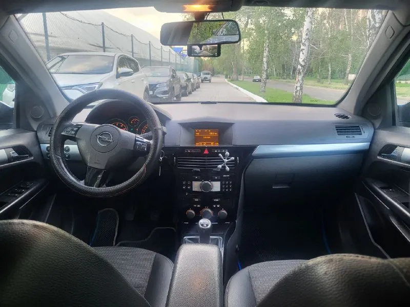 Продам авто opel astra h рейсталинг ( opel астра н) цена: 465.000 руб пробег: 200.000 год выпуска: 2008 год город: донецк номер: +79498515415 +79490860631(max, telegram) автомобиль в отличном состояние для своих лет, очень надежная, семейная и практичная машина. без подводных камней. в таком состояние за такие деньги на авторынке найти тяжело. отличная комплектация: климат холодит, подогревы, партронок, мультируль, хорошая аудио система, камера заднего вида, видеорегистратор, датчики дождя и света, и много других интересных функций. работает в автомобиле всё. переоформление без проблем, на любое сто готов поехать, два ключа, масло не расходует, коробка идеальная, двигатель без нареканий, ходовая перебранна. на остальные вопросы готов ответить по телефону. 📲 tg: ⚡️ 📞 звоните: +7(949)8515415 - фотография - 7