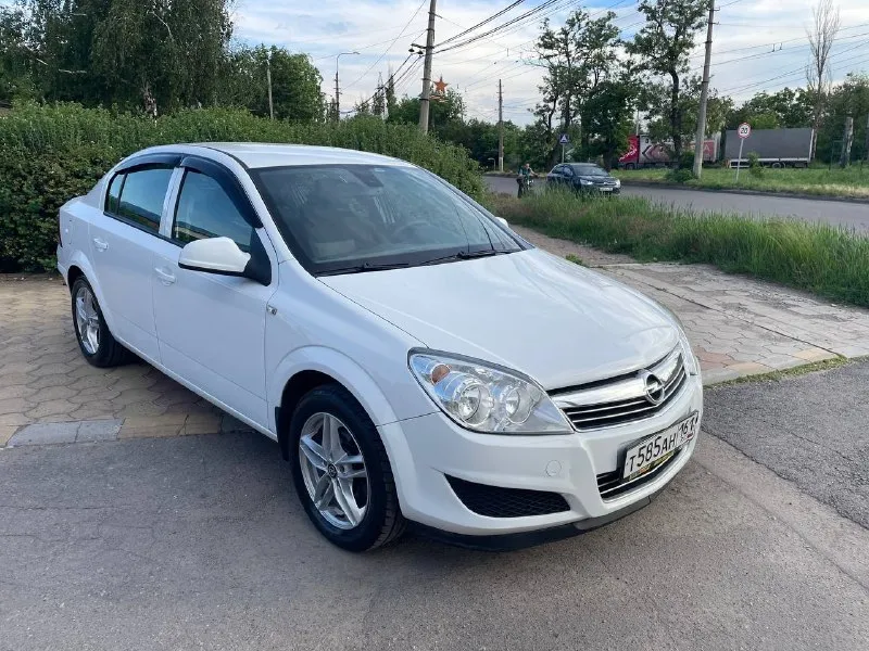 Opel astra h - 2011 год, седан, 1.8 бензин, механика, прочитайте всю информацию про автомобиль внимательно! в продаже капсула времени! любые проверки, сто и тд! автотека и вся история прозрачная и совпадает с описанием!!! родного пробега 99 тысяч километров! один собственник за всю историю, машина покупалась в официальном дилере, эксплуатация сугубо местная! весь комплект ключей! самая полнейшая комплектация которая существует, парктроники, климат контроль двух зонный, подогрев сидений, круиз контроль, и много чего еще! так же стоит дорогая сигнализация. второй комплект зимней резине на дисках в подарок цена 850 тысяч рублей для более детальной информации звоните +79495180296 или обмен - фотография - 2