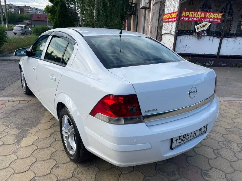 Opel astra h - 2011 год, седан, 1.8 бензин, механика, прочитайте всю информацию про автомобиль внимательно! в продаже капсула времени! любые проверки, сто и тд! автотека и вся история прозрачная и совпадает с описанием!!! родного пробега 99 тысяч километров! один собственник за всю историю, машина покупалась в официальном дилере, эксплуатация сугубо местная! весь комплект ключей! самая полнейшая комплектация которая существует, парктроники, климат контроль двух зонный, подогрев сидений, круиз контроль, и много чего еще! так же стоит дорогая сигнализация. второй комплект зимней резине на дисках в подарок цена 850 тысяч рублей для более детальной информации звоните +79495180296 или обмен - фотография - 4