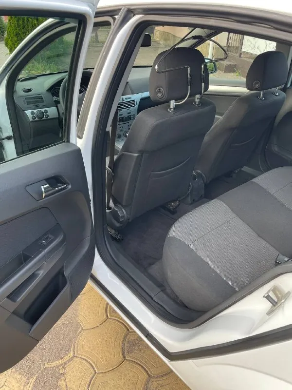 Opel astra h - 2011 год, седан, 1.8 бензин, механика, прочитайте всю информацию про автомобиль внимательно! в продаже капсула времени! любые проверки, сто и тд! автотека и вся история прозрачная и совпадает с описанием!!! родного пробега 99 тысяч километров! один собственник за всю историю, машина покупалась в официальном дилере, эксплуатация сугубо местная! весь комплект ключей! самая полнейшая комплектация которая существует, парктроники, климат контроль двух зонный, подогрев сидений, круиз контроль, и много чего еще! так же стоит дорогая сигнализация. второй комплект зимней резине на дисках в подарок цена 850 тысяч рублей для более детальной информации звоните +79495180296 или обмен - фотография - 8