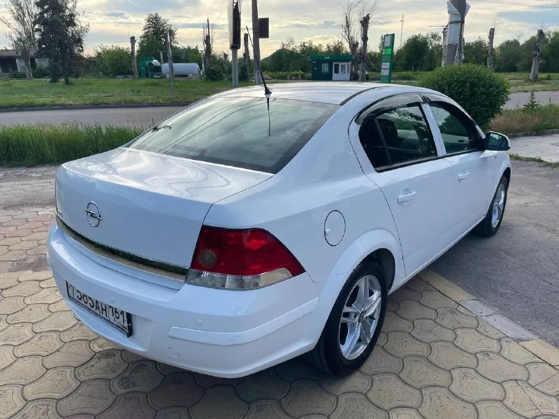 Opel astra h - 2011 год, седан, 1.8 бензин, механика, 🔤🔤🔤🔤🔤🔤🔤🔤🔤🔤 прочитайте всю информацию про автомобиль внимательно! в продаже капсула времени! любые проверки, сто и тд! автотека и вся история прозрачная и совпадает с описанием!!! родного пробега 99 тысяч километров! один собственник за всю историю, машина покупалась в официальном дилере, эксплуатация сугубо местная! весь комплект ключей! самая полнейшая комплектация которая существует, парктроники, климат контроль двух зонный, подогрев сидений, круиз контроль, и много чего еще! так же стоит дорогая сигнализация. второй комплект зимней резине на дисках в подарок цена 850 тысяч рублей для более детальной информации звоните ! ▶️смотреть больше фото◀️ +79495180296 или обмен 📞 звоните: +7(949)5180296 - фотография - 3