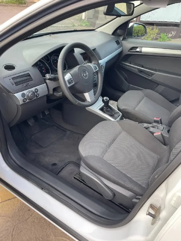 Opel astra h - 2011 год, седан, 1.8 бензин, механика, 🔤🔤🔤🔤🔤🔤🔤🔤🔤🔤 прочитайте всю информацию про автомобиль внимательно! в продаже капсула времени! любые проверки, сто и тд! автотека и вся история прозрачная и совпадает с описанием!!! родного пробега 99 тысяч километров! один собственник за всю историю, машина покупалась в официальном дилере, эксплуатация сугубо местная! весь комплект ключей! самая полнейшая комплектация которая существует, парктроники, климат контроль двух зонный, подогрев сидений, круиз контроль, и много чего еще! так же стоит дорогая сигнализация. второй комплект зимней резине на дисках в подарок цена 850 тысяч рублей для более детальной информации звоните ! ▶️смотреть больше фото◀️ +79495180296 или обмен 📞 звоните: +7(949)5180296 - фотография - 6