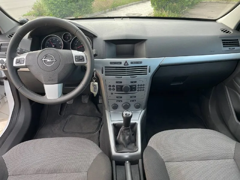 Opel astra h - 2011 год, седан, 1.8 бензин, механика, 🔤🔤🔤🔤🔤🔤🔤🔤🔤🔤 прочитайте всю информацию про автомобиль внимательно! в продаже капсула времени! любые проверки, сто и тд! автотека и вся история прозрачная и совпадает с описанием!!! родного пробега 99 тысяч километров! один собственник за всю историю, машина покупалась в официальном дилере, эксплуатация сугубо местная! весь комплект ключей! самая полнейшая комплектация которая существует, парктроники, климат контроль двух зонный, подогрев сидений, круиз контроль, и много чего еще! так же стоит дорогая сигнализация. второй комплект зимней резине на дисках в подарок цена 850 тысяч рублей для более детальной информации звоните ! ▶️смотреть больше фото◀️ +79495180296 или обмен 📞 звоните: +7(949)5180296 - фотография - 7