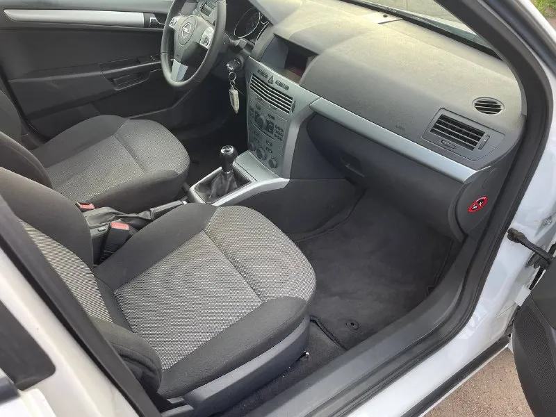 Opel astra h - 2011 год, седан, 1.8 бензин, механика, 🔤🔤🔤🔤🔤🔤🔤🔤🔤🔤 прочитайте всю информацию про автомобиль внимательно! в продаже капсула времени! любые проверки, сто и тд! автотека и вся история прозрачная и совпадает с описанием!!! родного пробега 99 тысяч километров! один собственник за всю историю, машина покупалась в официальном дилере, эксплуатация сугубо местная! весь комплект ключей! самая полнейшая комплектация которая существует, парктроники, климат контроль двух зонный, подогрев сидений, круиз контроль, и много чего еще! так же стоит дорогая сигнализация. второй комплект зимней резине на дисках в подарок цена 850 тысяч рублей для более детальной информации звоните ! ▶️смотреть больше фото◀️ +79495180296 или обмен 📞 звоните: +7(949)5180296 - фотография - 9