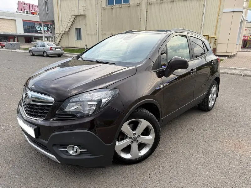 Opel mokka 2014 год 1.4т бензин на обычном автомате! родной пробег 184000км, хорошее состояние:мотор работает ровно без посторонних шумов и ошибок. коробка переключает четко без толчков и рывков. кузов оцинкованный! цена 850 000 рублей город донецк. юридически автомобиль полностью чист и готов к постановке на учет(техосмотр пройден) +79493710826 (telegram, max) по запросу отправим обзор автомобиля. 📞 звоните: +7(949)3710826 - фотография - 2