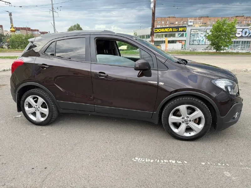 Opel mokka 2014 год 1.4т бензин на обычном автомате! родной пробег 184000км, хорошее состояние:мотор работает ровно без посторонних шумов и ошибок. коробка переключает четко без толчков и рывков. кузов оцинкованный! цена 850 000 рублей город донецк. юридически автомобиль полностью чист и готов к постановке на учет(техосмотр пройден) +79493710826 (telegram, max) по запросу отправим обзор автомобиля. 📞 звоните: +7(949)3710826 - фотография - 5