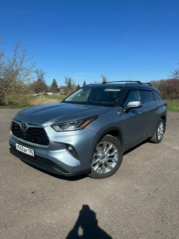 Продаю toyota highlander 2021 год в родном окрасе! пробег 69.000 мотор 3.5 297 л. с птс сделан 250 л. с до налоговая полный привод машина полностью вся в шумке! поклеена бронепленка бампер капот крылья и все зоны риски! вентиляция / подогрев сидений /электропривод сидений/память водительского сидения подогрев руля и дворников музыка jbl 10 колонок +сабвуфер+усилитель hellion ham 12 3-зоный климат контроль, полный электропакет, 7 мест. слепые зоны/адаптивный свет/электропривод багажника открытие багажника без рук led фары/безключевой доступ/безпроводная зарядка телефона камеры 360 лёгкосплавные диски r20 комплект зимней резины yokohama автозапуск starline предмаксимальная комплектация в машине есть все, кроме панорамы и проекции собственник осмотр макеевка кредит обмен цена 4.950.000 торг у капота +79185351352 +79493029795 📞 звоните: +7(949)3029795 - фотография - 1