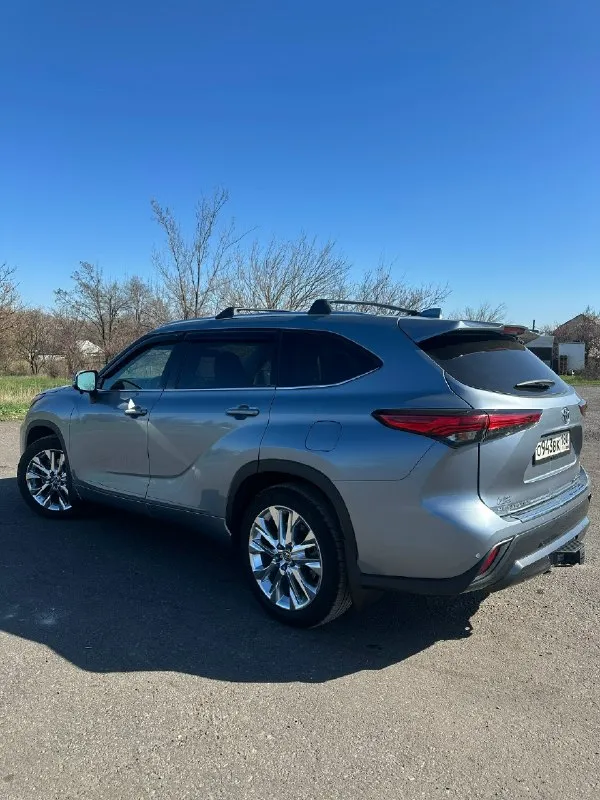 Продаю toyota highlander 2021 год в родном окрасе! пробег 69.000 мотор 3.5 297 л. с птс сделан 250 л. с до налоговая полный привод машина полностью вся в шумке! поклеена бронепленка бампер капот крылья и все зоны риски! вентиляция / подогрев сидений /электропривод сидений/память водительского сидения подогрев руля и дворников музыка jbl 10 колонок +сабвуфер+усилитель hellion ham 12 3-зоный климат контроль, полный электропакет, 7 мест. слепые зоны/адаптивный свет/электропривод багажника открытие багажника без рук led фары/безключевой доступ/безпроводная зарядка телефона камеры 360 лёгкосплавные диски r20 комплект зимней резины yokohama автозапуск starline предмаксимальная комплектация в машине есть все, кроме панорамы и проекции собственник осмотр макеевка кредит обмен цена 4.950.000 торг у капота +79185351352 +79493029795 📞 звоните: +7(949)3029795 - фотография - 2