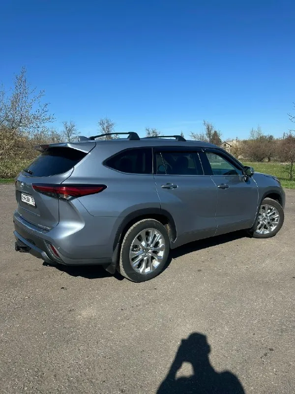 Продаю toyota highlander 2021 год в родном окрасе! пробег 69.000 мотор 3.5 297 л. с птс сделан 250 л. с до налоговая полный привод машина полностью вся в шумке! поклеена бронепленка бампер капот крылья и все зоны риски! вентиляция / подогрев сидений /электропривод сидений/память водительского сидения подогрев руля и дворников музыка jbl 10 колонок +сабвуфер+усилитель hellion ham 12 3-зоный климат контроль, полный электропакет, 7 мест. слепые зоны/адаптивный свет/электропривод багажника открытие багажника без рук led фары/безключевой доступ/безпроводная зарядка телефона камеры 360 лёгкосплавные диски r20 комплект зимней резины yokohama автозапуск starline предмаксимальная комплектация в машине есть все, кроме панорамы и проекции собственник осмотр макеевка кредит обмен цена 4.950.000 торг у капота +79185351352 +79493029795 📞 звоните: +7(949)3029795 - фотография - 3