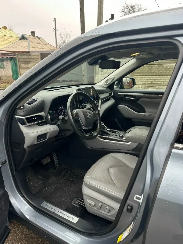 Продаю toyota highlander 2021 год в родном окрасе! пробег 69.000 мотор 3.5 297 л. с птс сделан 250 л. с до налоговая полный привод машина полностью вся в шумке! поклеена бронепленка бампер капот крылья и все зоны риски! вентиляция / подогрев сидений /электропривод сидений/память водительского сидения подогрев руля и дворников музыка jbl 10 колонок +сабвуфер+усилитель hellion ham 12 3-зоный климат контроль, полный электропакет, 7 мест. слепые зоны/адаптивный свет/электропривод багажника открытие багажника без рук led фары/безключевой доступ/безпроводная зарядка телефона камеры 360 лёгкосплавные диски r20 комплект зимней резины yokohama автозапуск starline предмаксимальная комплектация в машине есть все, кроме панорамы и проекции собственник осмотр макеевка кредит обмен цена 4.950.000 торг у капота +79185351352 +79493029795 📞 звоните: +7(949)3029795 - фотография - 4