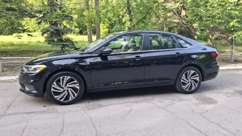 Volkswagen джета 2021г. комплектация sel. пробег 45т. климат контроль. адаптивный круиз. кожаный салон с подогревом всех сидений. подогрев руля. датчики слепых зон. безключивой доступ к дверям. кнопка старт стоп. сенсорная приборная панель. большой монитор с камерой заднего вида. датчики помехи перед и зад. люк. обслуженая. возможен обмен. цена 1.850.000м. р. +79493026707.он же мах. телегр. 📲 tg: юрий 📞 звоните: +7(949)3026707 - фотография - 1
