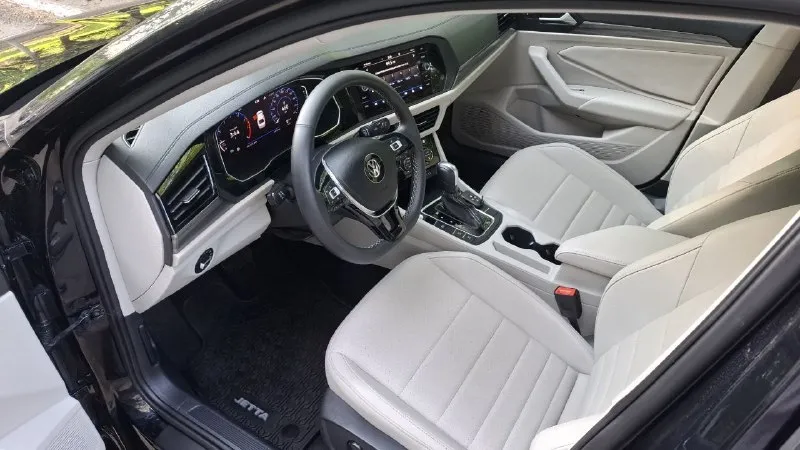 Volkswagen джета 2021г. комплектация sel. пробег 45т. климат контроль. адаптивный круиз. кожаный салон с подогревом всех сидений. подогрев руля. датчики слепых зон. безключивой доступ к дверям. кнопка старт стоп. сенсорная приборная панель. большой монитор с камерой заднего вида. датчики помехи перед и зад. люк. обслуженая. возможен обмен. цена 1.850.000м. р. +79493026707.он же мах. телегр. 📲 tg: юрий 📞 звоните: +7(949)3026707 - фотография - 2