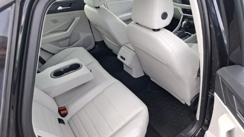 Volkswagen джета 2021г. комплектация sel. пробег 45т. климат контроль. адаптивный круиз. кожаный салон с подогревом всех сидений. подогрев руля. датчики слепых зон. безключивой доступ к дверям. кнопка старт стоп. сенсорная приборная панель. большой монитор с камерой заднего вида. датчики помехи перед и зад. люк. обслуженая. возможен обмен. цена 1.850.000м. р. +79493026707.он же мах. телегр. 📲 tg: юрий 📞 звоните: +7(949)3026707 - фотография - 4