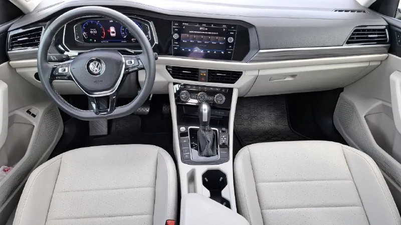 Volkswagen джета 2021г. комплектация sel. пробег 45т. климат контроль. адаптивный круиз. кожаный салон с подогревом всех сидений. подогрев руля. датчики слепых зон. безключивой доступ к дверям. кнопка старт стоп. сенсорная приборная панель. большой монитор с камерой заднего вида. датчики помехи перед и зад. люк. обслуженая. возможен обмен. цена 1.850.000м. р. +79493026707.он же мах. телегр. 📲 tg: юрий 📞 звоните: +7(949)3026707 - фотография - 5