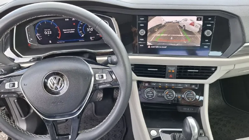 Volkswagen джета 2021г. комплектация sel. пробег 45т. климат контроль. адаптивный круиз. кожаный салон с подогревом всех сидений. подогрев руля. датчики слепых зон. безключивой доступ к дверям. кнопка старт стоп. сенсорная приборная панель. большой монитор с камерой заднего вида. датчики помехи перед и зад. люк. обслуженая. возможен обмен. цена 1.850.000м. р. +79493026707.он же мах. телегр. 📲 tg: юрий 📞 звоните: +7(949)3026707 - фотография - 6
