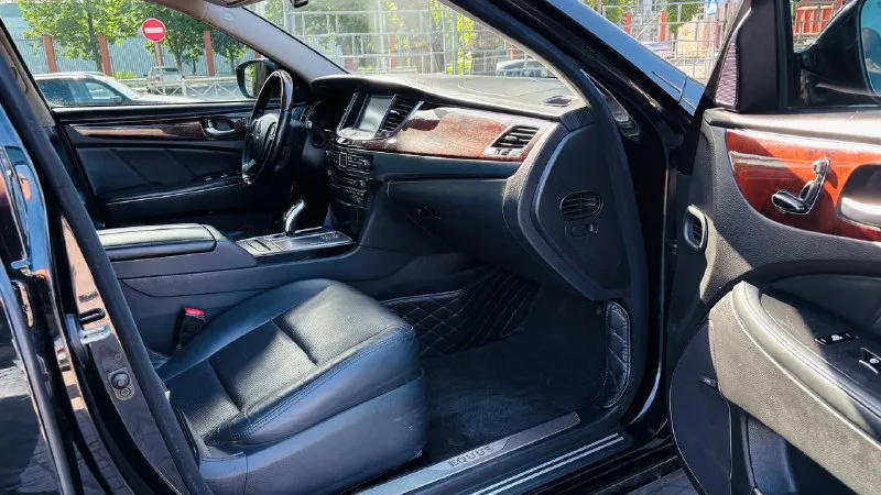 ❤️hyundai equus двигатель:3.8 ⛽️вид топлива:бензин ⚙️кпп:акпп кузов:седан пробег: 197.000 км 📅год выпуска: 2016 💰цена: 1.680.000 руб •усилитель руля. •эл стеклоподъёмники •мультимедиа •климат контроль 4х зонный •подогревы всех сидений •вентиляция всех сидений •приводы всех сидений •привод руля с обогревом •без ключевой доступ •дотяжки дверей и багажника •складывания зеркал •камера заднего вида •подсветка салона •альконтара •задний полный пакет управления акустикой и климат контролем автомобиля 🚘автосалон автото4ка продажа возможна : ✅наличный расчет 9️⃣4️⃣9️⃣5️⃣1️⃣1️⃣1️⃣1️⃣5️⃣6️⃣ 🌎находимся по адресу 📍г. мариуполь ул. макара мазая 4️⃣1️⃣ с 10.00 до18.00 - фотография - 10