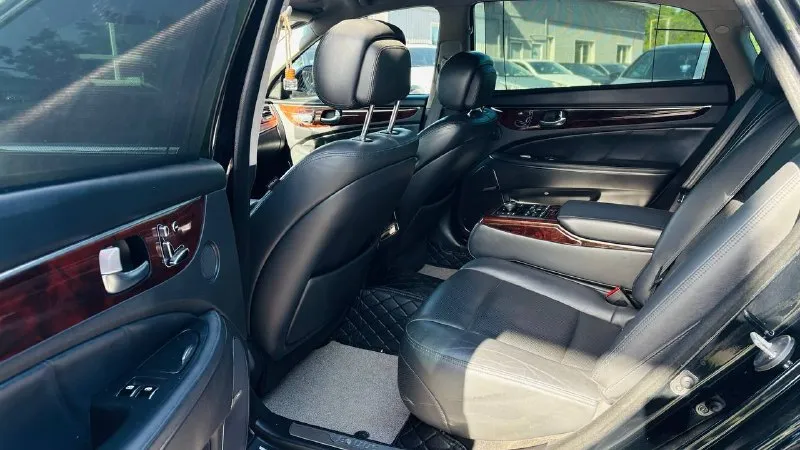 ❤️hyundai equus двигатель:3.8 ⛽️вид топлива:бензин ⚙️кпп:акпп кузов:седан пробег: 197.000 км 📅год выпуска: 2016 💰цена: 1.680.000 руб •усилитель руля. •эл стеклоподъёмники •мультимедиа •климат контроль 4х зонный •подогревы всех сидений •вентиляция всех сидений •приводы всех сидений •привод руля с обогревом •без ключевой доступ •дотяжки дверей и багажника •складывания зеркал •камера заднего вида •подсветка салона •альконтара •задний полный пакет управления акустикой и климат контролем автомобиля 🚘автосалон автото4ка продажа возможна : ✅наличный расчет 9️⃣4️⃣9️⃣5️⃣1️⃣1️⃣1️⃣1️⃣5️⃣6️⃣ 🌎находимся по адресу 📍г. мариуполь ул. макара мазая 4️⃣1️⃣ с 10.00 до18.00 - фотография - 8