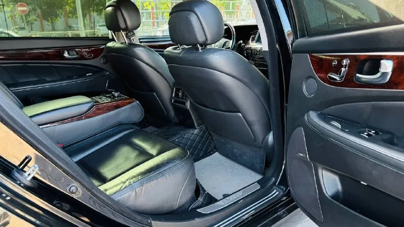 ❤️hyundai equus двигатель:3.8 ⛽️вид топлива:бензин ⚙️кпп:акпп кузов:седан пробег: 197.000 км 📅год выпуска: 2016 💰цена: 1.680.000 руб •усилитель руля. •эл стеклоподъёмники •мультимедиа •климат контроль 4х зонный •подогревы всех сидений •вентиляция всех сидений •приводы всех сидений •привод руля с обогревом •без ключевой доступ •дотяжки дверей и багажника •складывания зеркал •камера заднего вида •подсветка салона •альконтара •задний полный пакет управления акустикой и климат контролем автомобиля 🚘автосалон автото4ка продажа возможна : ✅наличный расчет 9️⃣4️⃣9️⃣5️⃣1️⃣1️⃣1️⃣1️⃣5️⃣6️⃣ 🌎находимся по адресу 📍г. мариуполь ул. макара мазая 4️⃣1️⃣ с 10.00 до18.00 - фотография - 9