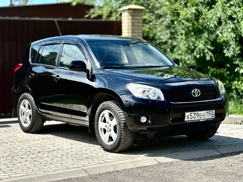 Продам шикарного toyota rav-4 2006 года на автомате с родным пробегом 191.000км!! и единственным хозяином подтверждено автотекой и состоянием машины! также автотека вся зелёная✅для своих лет машина сохранилось просто в идеальнейшем состоянии и не требует вложений от слова совсем! по кузову нет ржавчины, жучков вздутий и других дефектов которое могут быть на данных авто! машина в неимоверном состоянии и внешнем виде. по технике все тоже в идеальном состоянии! двигатель работает так как должен работать без посторонних звуков. коробка тоже переключает все скорости плавно и без пинков коробка не вариатор! по ходовой части все хорошо нечего не гремит и не стучит вся подвеска срабатывает очень хорошо и плавно. за авто следили и ухаживали и ездили с умом и все то проходили вовремя! в комплектацию входит: климат контроль 2-х зонный, подогревы передних сидений, датчик дождя, 4 стеклоподъемника и много всего другого. звоните по номеру телефона: +79497031926 цена: 1.255.000₽ хороший торг быстрому покупателю! - фотография - 1