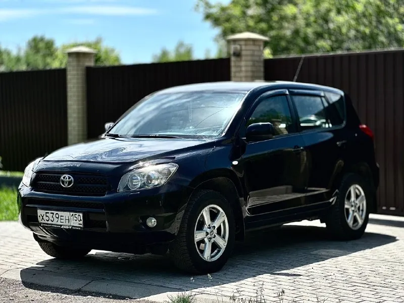 Продам шикарного toyota rav-4 2006 года на автомате с родным пробегом 191.000км!! и единственным хозяином подтверждено автотекой и состоянием машины! также автотека вся зелёная✅для своих лет машина сохранилось просто в идеальнейшем состоянии и не требует вложений от слова совсем! по кузову нет ржавчины, жучков вздутий и других дефектов которое могут быть на данных авто! машина в неимоверном состоянии и внешнем виде. по технике все тоже в идеальном состоянии! двигатель работает так как должен работать без посторонних звуков. коробка тоже переключает все скорости плавно и без пинков коробка не вариатор! по ходовой части все хорошо нечего не гремит и не стучит вся подвеска срабатывает очень хорошо и плавно. за авто следили и ухаживали и ездили с умом и все то проходили вовремя! в комплектацию входит: климат контроль 2-х зонный, подогревы передних сидений, датчик дождя, 4 стеклоподъемника и много всего другого. звоните по номеру телефона: +79497031926 цена: 1.255.000₽ хороший торг быстрому покупателю! - фотография - 3
